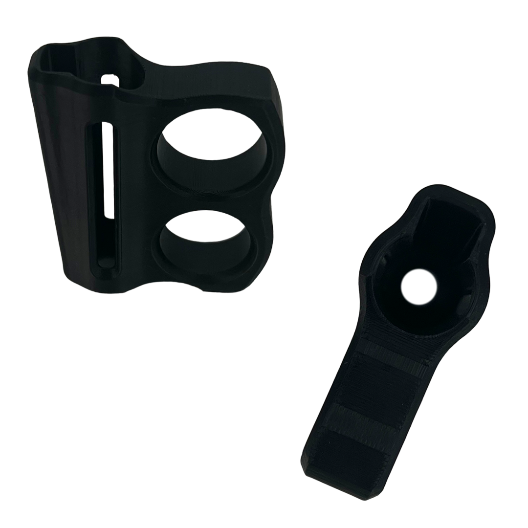 Funda negra para mechero con doble agarre para los dedos y acceso inferior impresa en 3D