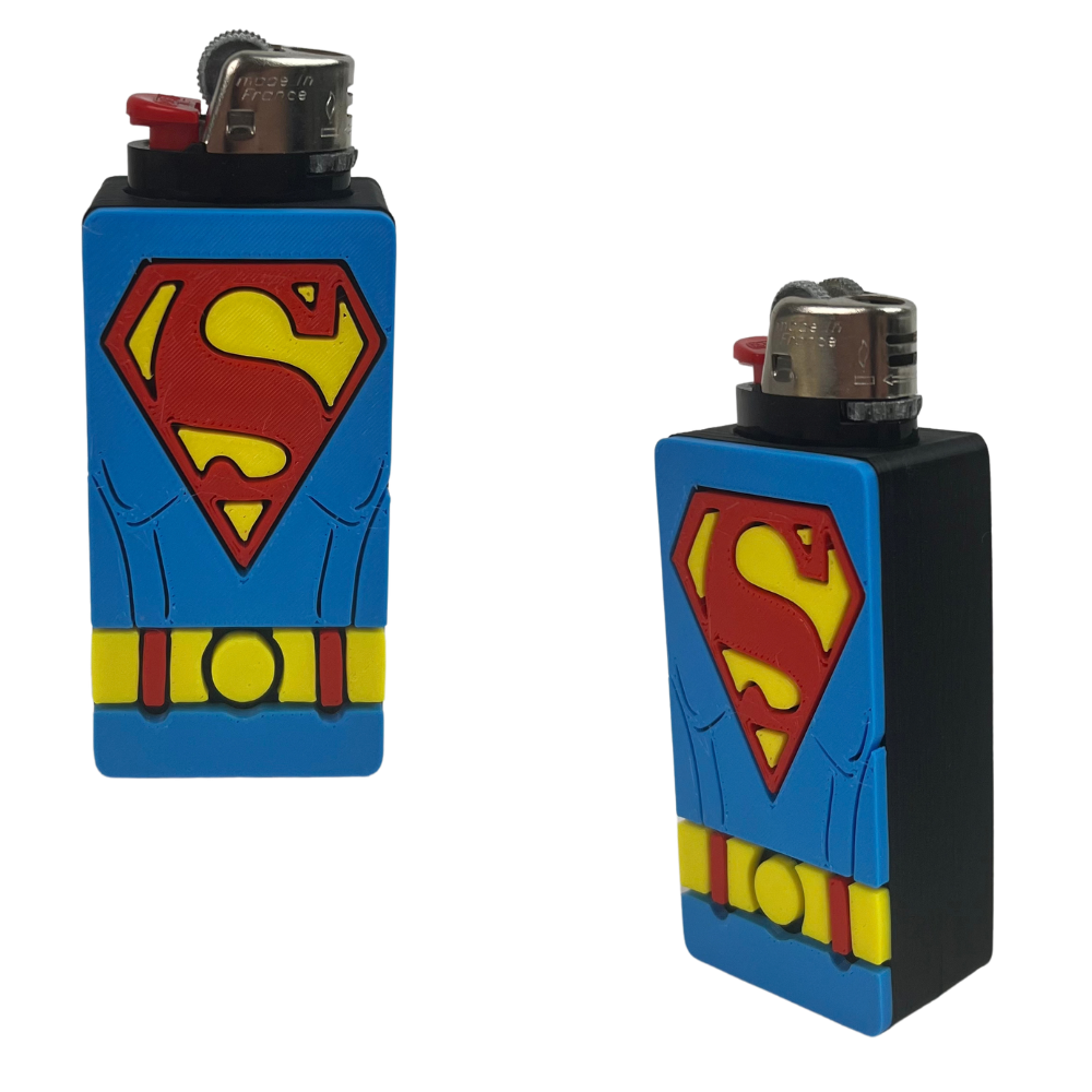 Funda para mechero Beetle Print Super Hero fabricada en 3D con diseño azul, rojo y amarillo inspirado en estética de superhéroe
