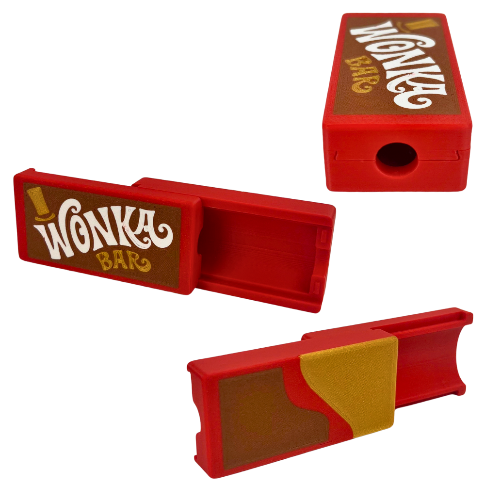 Funda para mechero Beetle Print Wonka Bar mostrada desde varios ángulos con diseño rojo, detalles amarillos y acabado impreso en 3D