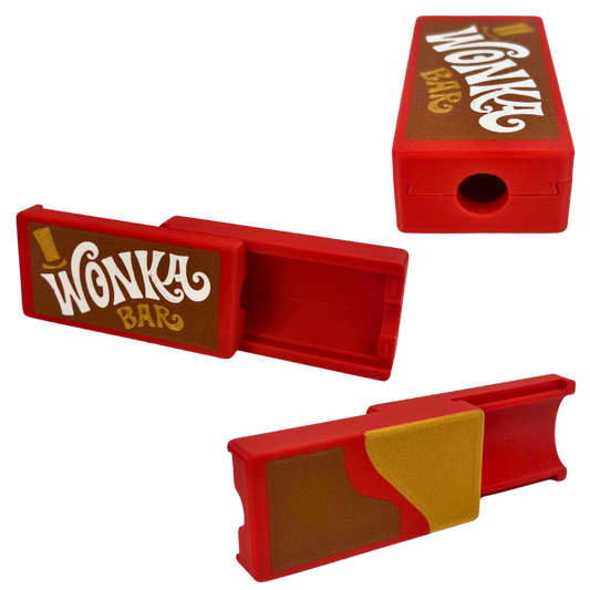 Funda para mechero Beetle Print Wonka Bar mostrada desde varios ángulos con diseño rojo, detalles amarillos y acabado impreso en 3D