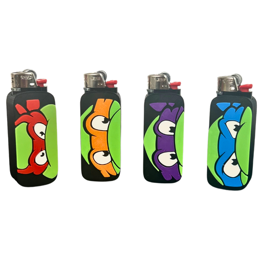 Fundas para mechero BIC Turtle Crew de Beetle Print impresas en 3D, mostradas en cuatro diseños con máscaras azul, morada, naranja y roja.