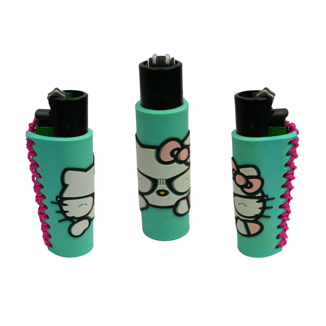 Funda de mechero Gatito de Beetle Print, diseño kawaii en turquesa con cordón lateral rosa, vista desde tres ángulos