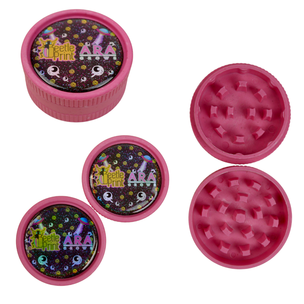 Grinder bio rosa holográfico ARA GROWS con diseño Beetle Print y dientes resistentes.