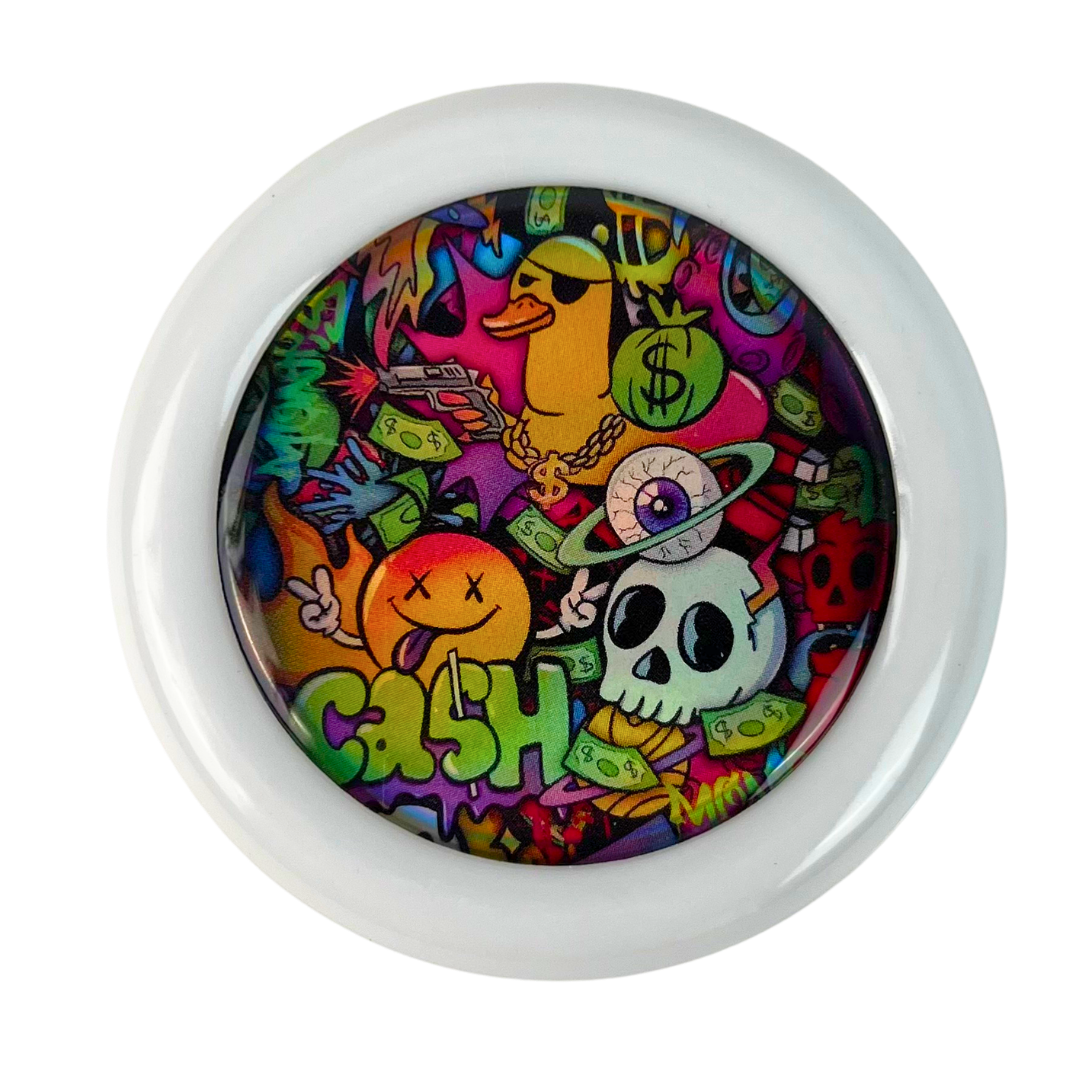 Grinder blanco Beetle Print con diseño graffiti colorido y estampado urbano en la tapa.
