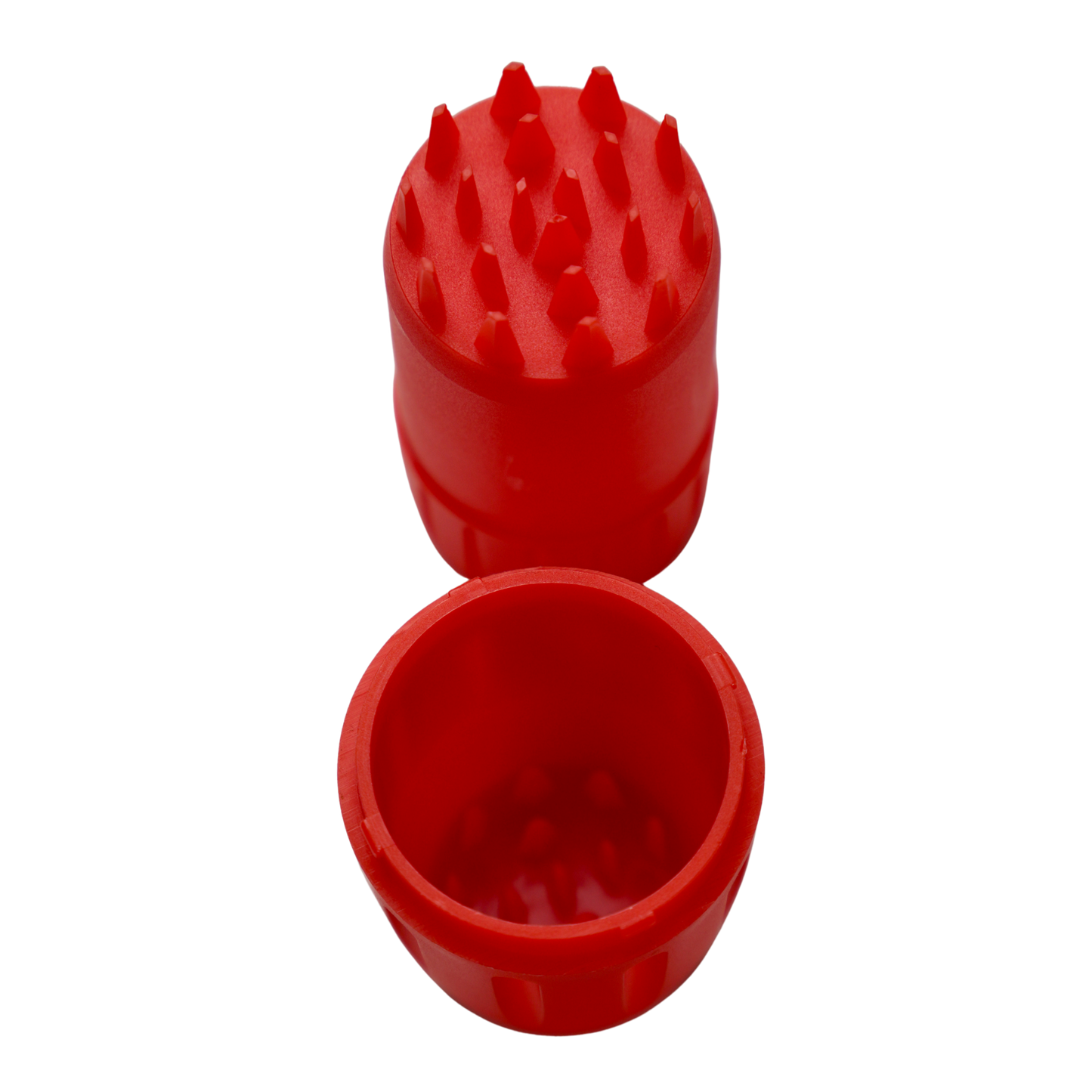 Detalle interior de grinder rojo portátil con dientes de triturado resistentes