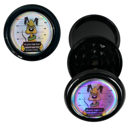 Grinder negro Beetle Print con tapa holográfica y diseño de personaje amarillo estilo ficha policial.