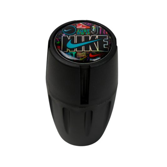 Mini grinder negro portátil con logo holográfico estilo urbano y acabado brillante