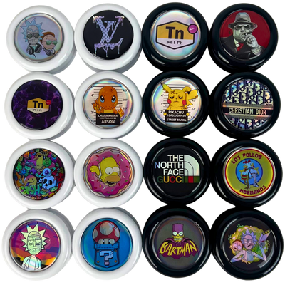 Grinders ZERO Beetle Print en color blanco y negro con diferentes diseños holográficos personalizables en la parte superior.