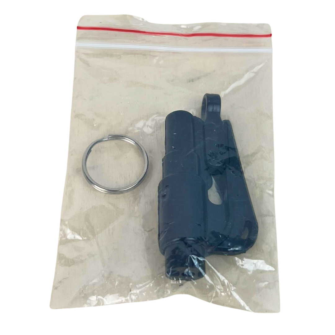 Detalle del silbato de emergencia integrado en la herramienta 3 en 1 Beetle Print para llevar en el vehículo