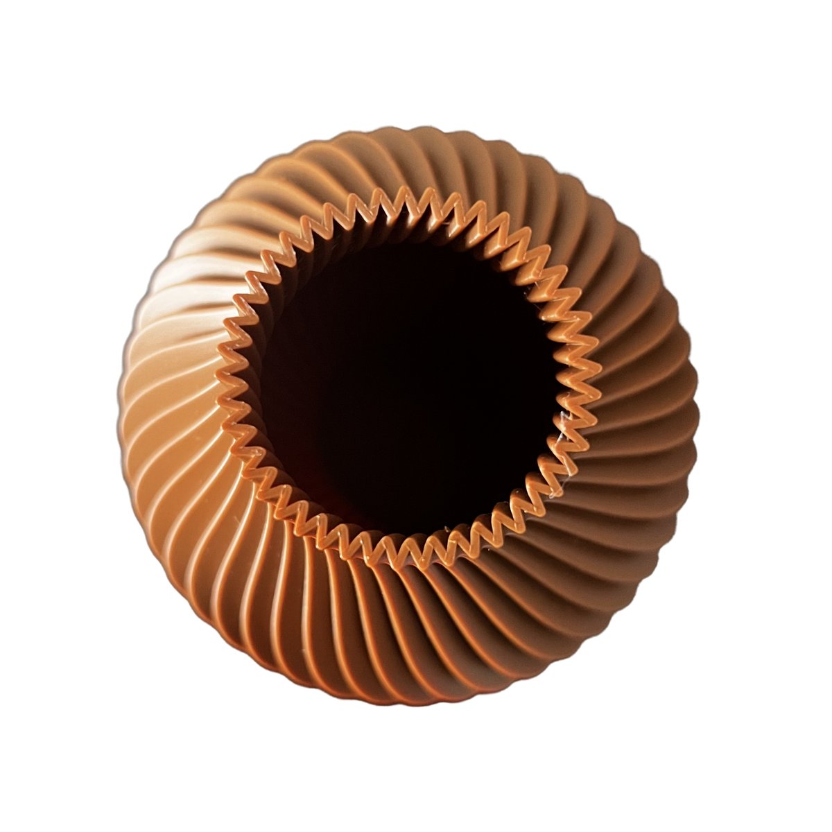 Vista superior del jarrón espiral ondulado impreso en 3D de Beetle Print con abertura circular de diseño helicoidal.