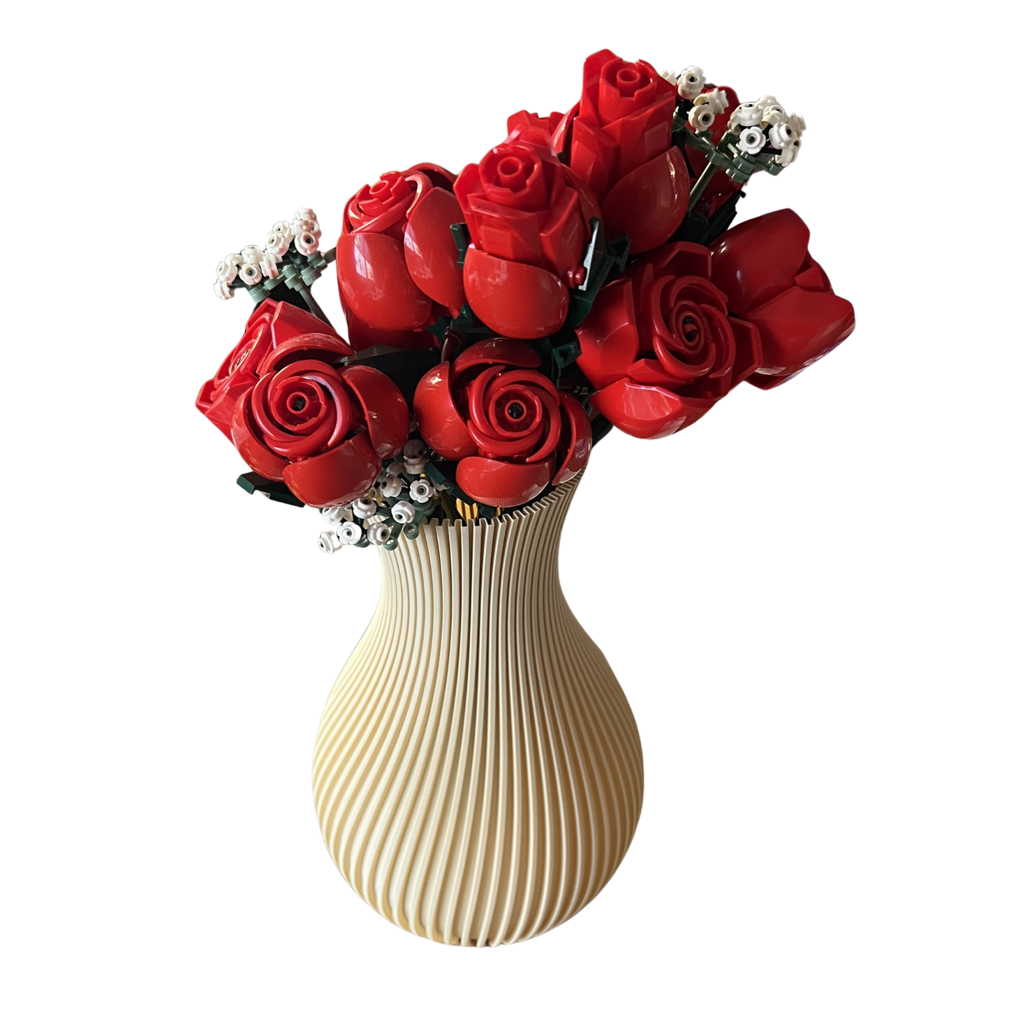 Jarrón decorativo impreso en 3D con diseño espiral y ramo de rosas artificiales vista frontal.