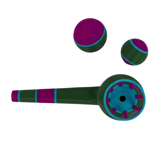 Detalle del juego de puntería Beetle Print con mini canasta y pelotas ligeras para practicar precisión y control