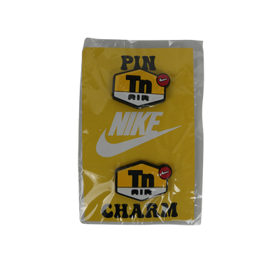 Kit pin y charm Beetle Print con diseño street urbano con embalaje