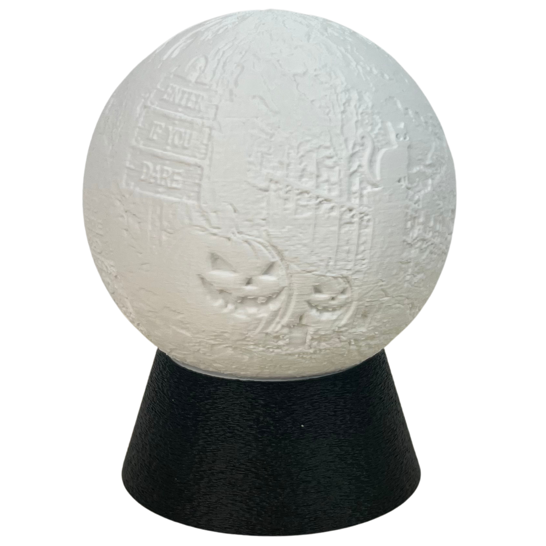 Detalle de la lámpara Halloween 3D Beetle Print apagada con esfera blanca texturizada y base negra