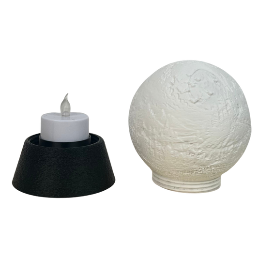 Lámpara Halloween 3D Beetle Print apagada con esfera blanca en relieve y base negra mostrada completa
