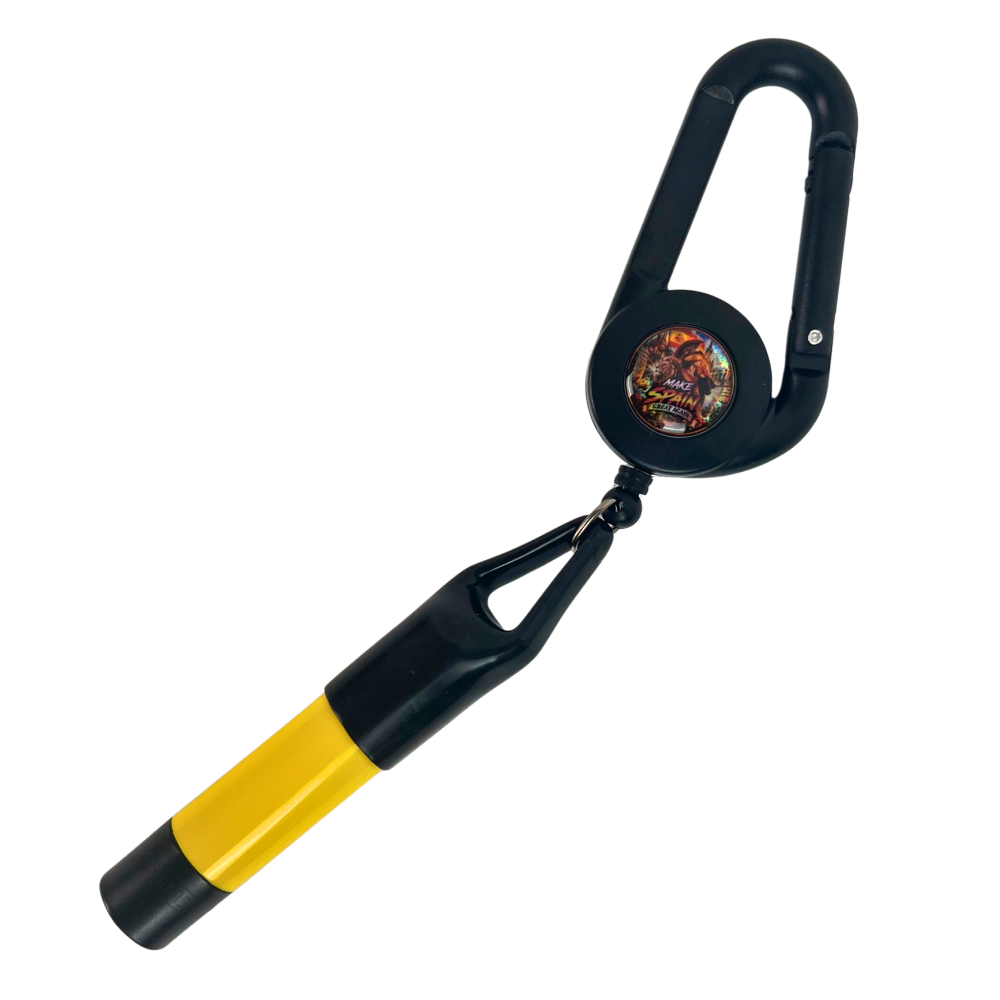 Lighter Leash Beetle Print España holográfico mostrado con mechero sujeto al cable retráctil y mosquetón negro