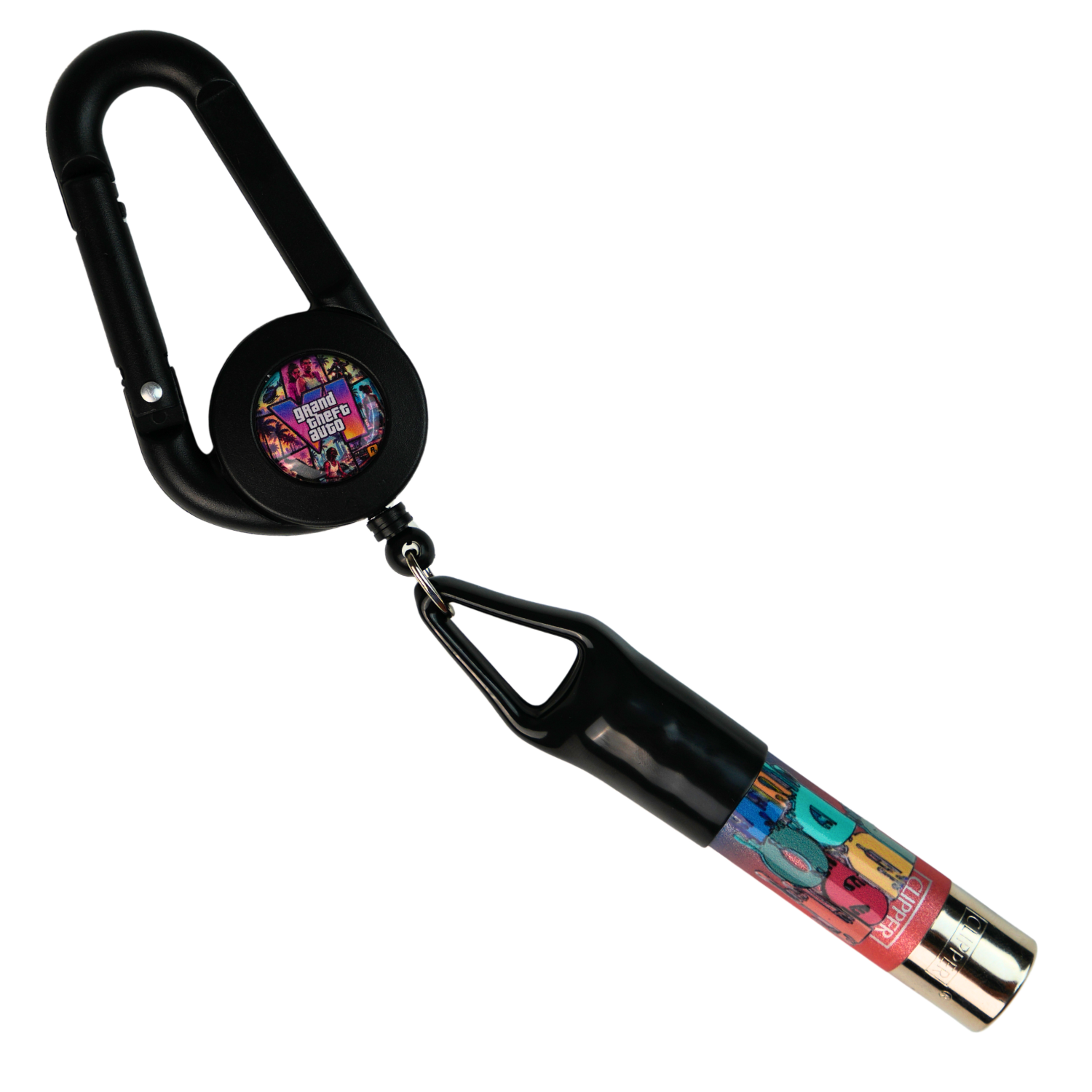 Lighter Leash Beetle Print con pegatina holográfica inspirada en GTA VI mostrando un mechero como ejemplo de uso. El mechero no está incluido.