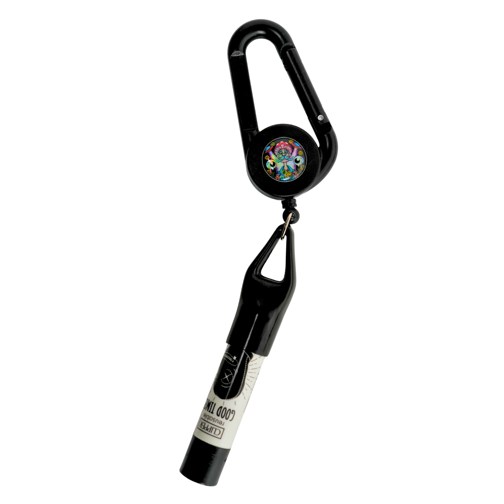 Lighter Leash negro Beetle Print con mosquetón, cable extensible y soporte con mechero colocado, diseñado para mantenerlo sujeto y siempre a mano.