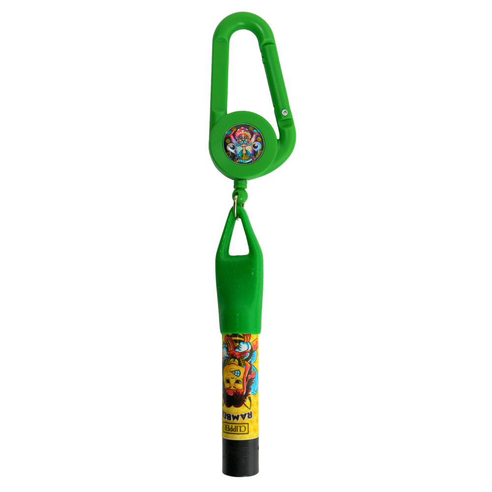 Lighter Leash verde Beetle Print con mosquetón, cable extensible y soporte para mechero, diseñado para llevarlo sujeto y tenerlo siempre a mano.