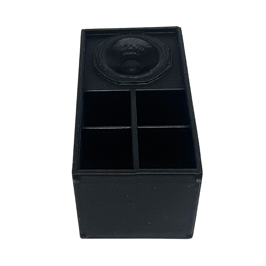 Detalle frontal del llavero altavoz 3D Beetle Print negro con diseño de caja de sonido y acabado texturizado