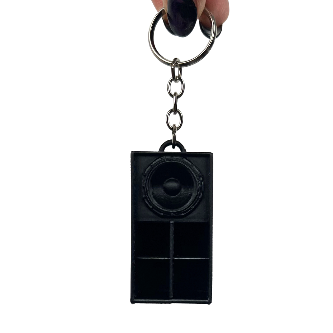 Llavero altavoz 3D Beetle Print negro mostrado en uso para enseñar su tamaño compacto y el aro para llaves