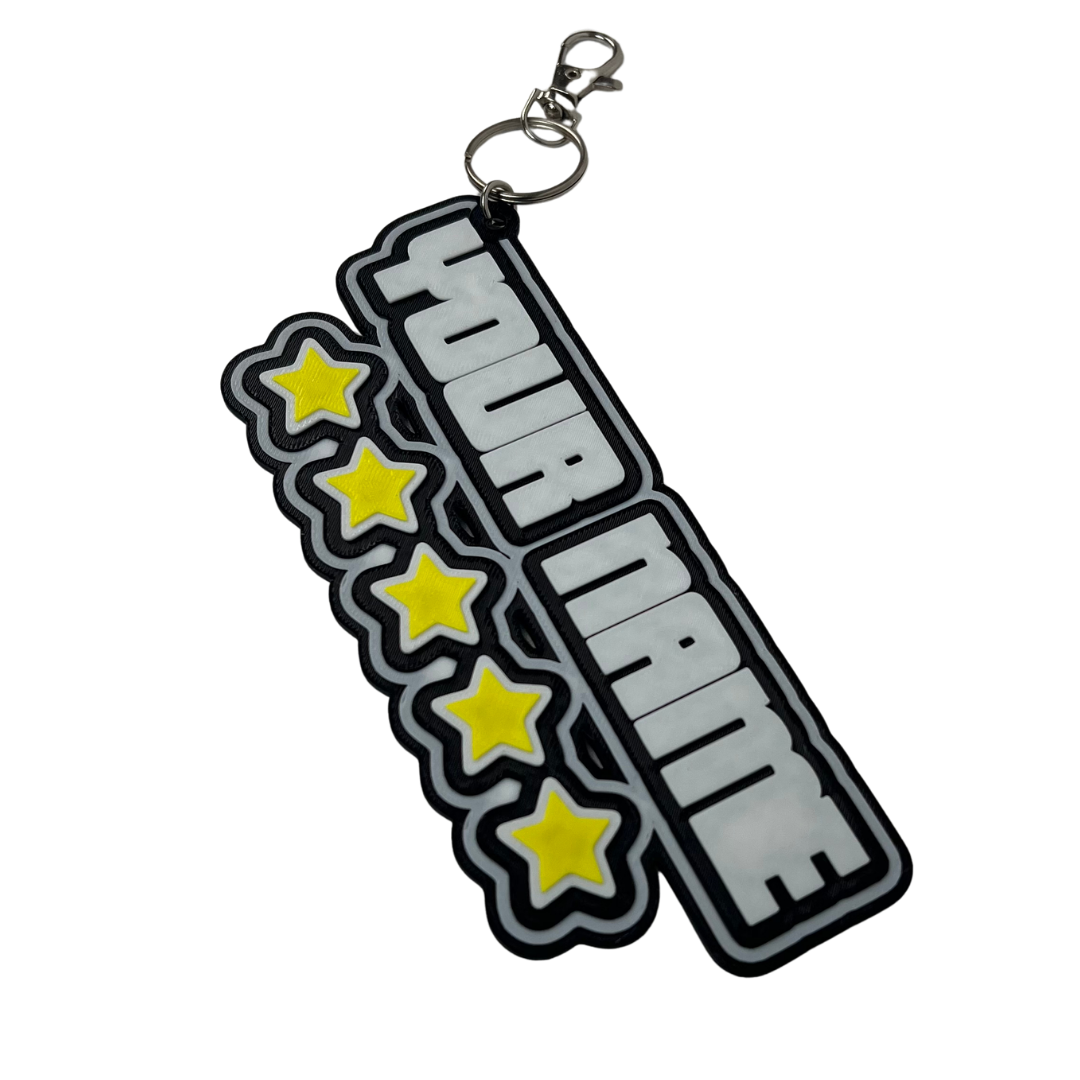 Vista frontal del llavero Beetle Print personalizable con nombre, letras grandes en relieve y cinco estrellas decorativas