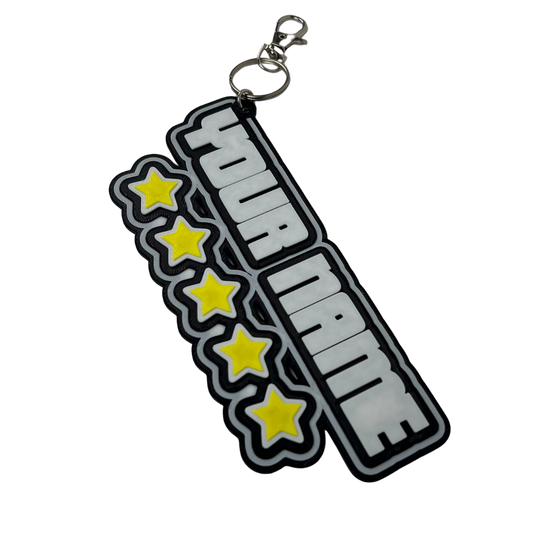 Vista frontal del llavero Beetle Print personalizable con nombre, letras grandes en relieve y cinco estrellas decorativas