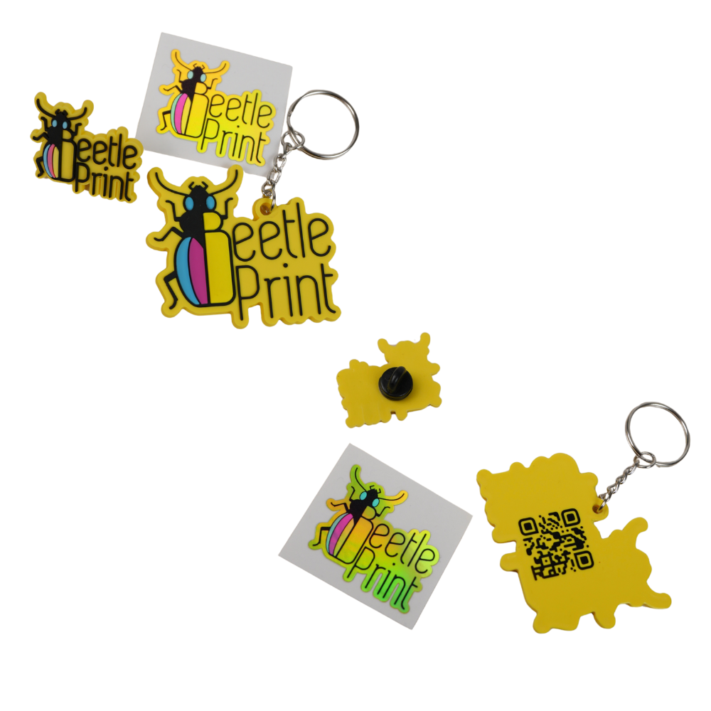 Pack Beetle Print con llavero de goma, pin decorativo y pegatina oficial con logo multicolor estilo urbano.