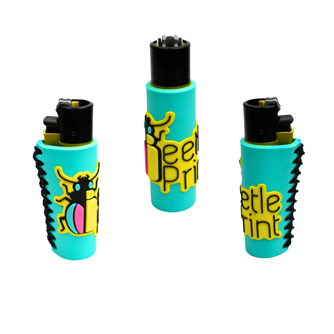 Funda de mechero Clipper personalizada con el logo de Beetle Print en turquesa y amarillo