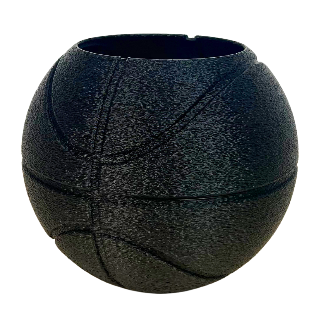 Vista superior del macetero balón de baloncesto negro Beetle Print mostrando la apertura para colocar una planta