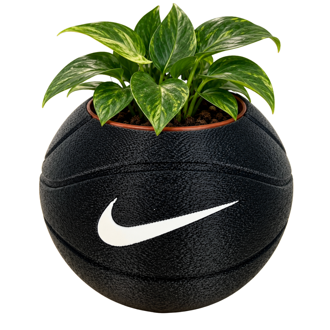 Macetero 3D Beetle Print con forma de balón de baloncesto negro y planta verde en su interior, mostrado como decoración