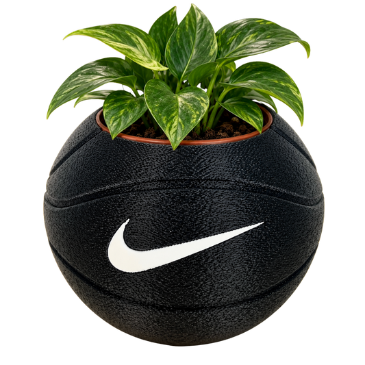 Macetero 3D Beetle Print con forma de balón de baloncesto negro y planta verde en su interior, mostrado como decoración