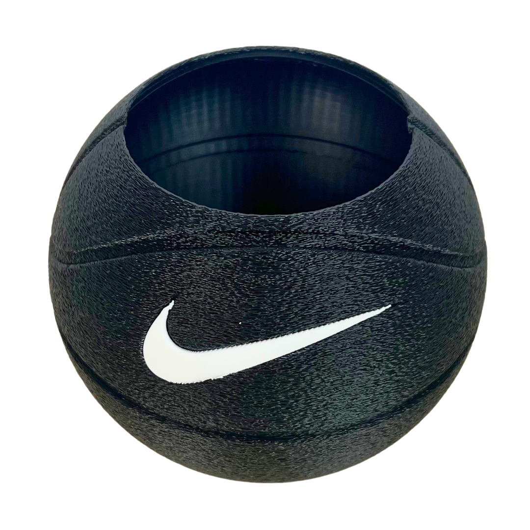 Macetero 3D Beetle Print en forma de balón de baloncesto negro mostrado en perspectiva para apreciar su volumen