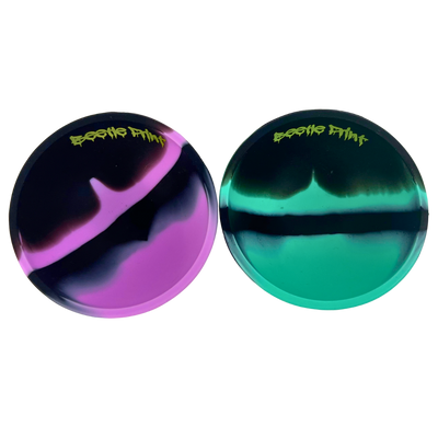 Pack de 2 bowls de silicona Beetle Print Black Color Mix en negro, turquesa y morado mostrados en conjunto