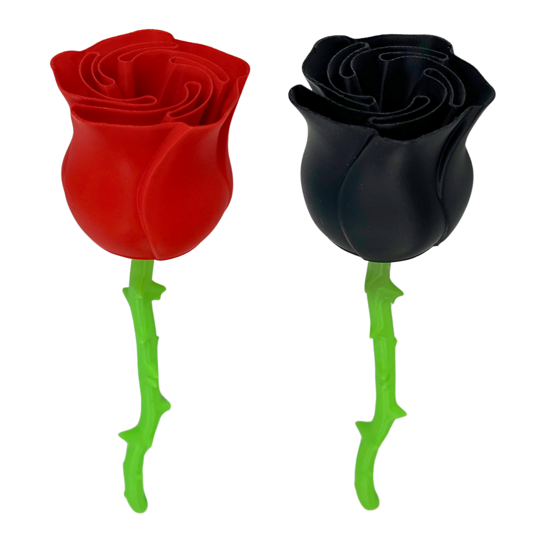 Pack de 2 rosas decorativas 3D Slim Beetle Print en rojo y negro con tallos verdes, vista principal del conjunto