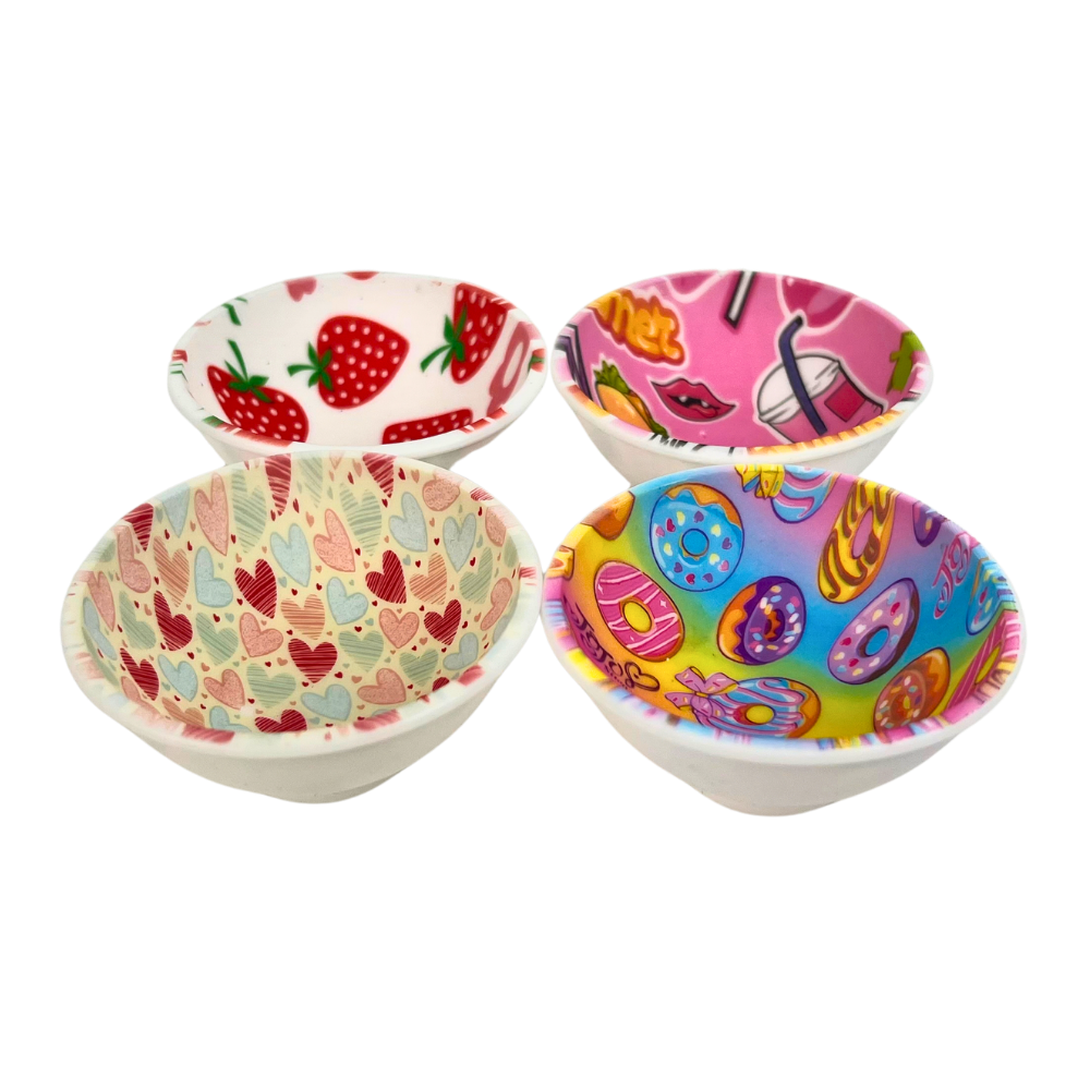 Pack de 4 bowls de silicona Beetle Print con diseños coloridos mostrado en conjunto sobre fondo blanco
