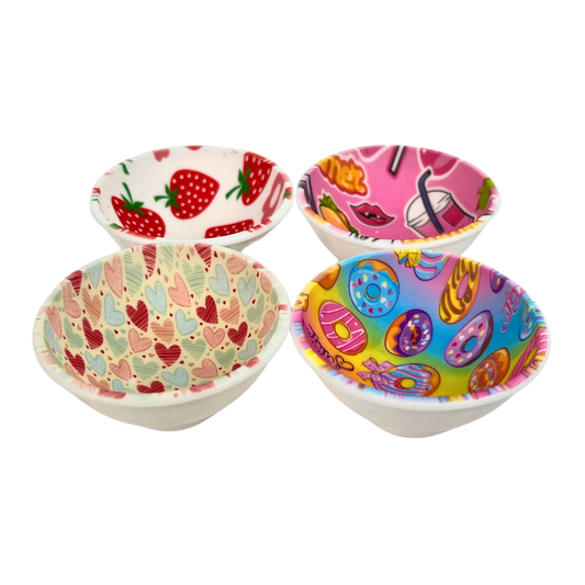Pack de 4 bowls de silicona Beetle Print con diseños coloridos mostrado en conjunto sobre fondo blanco
