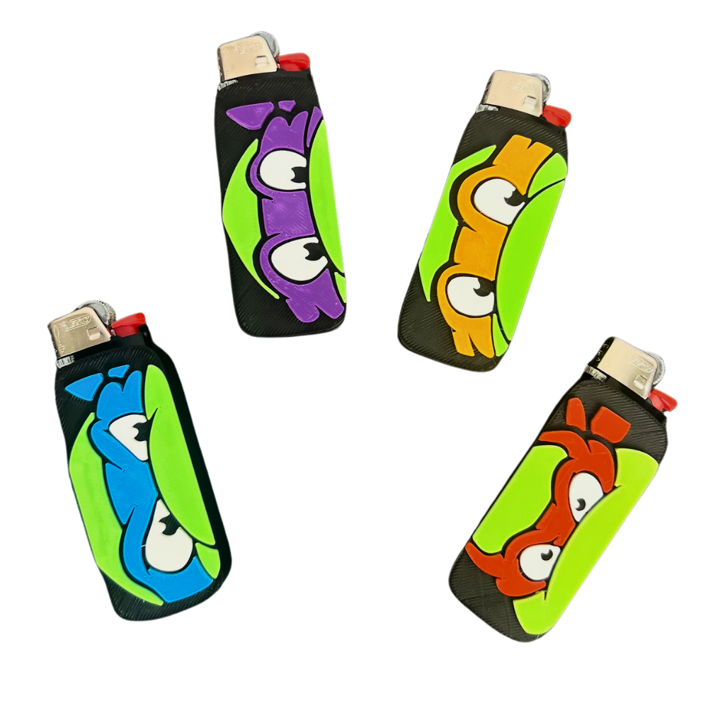 Pack de cuatro fundas para mechero BIC Turtle Crew de Beetle Print, con diseños 3D en azul, morado, naranja y rojo sobre base negra.