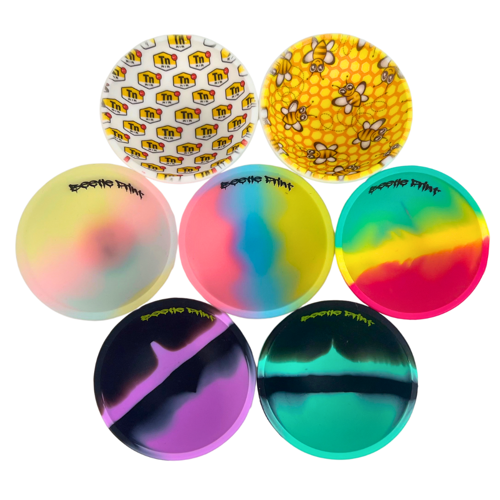 Pack de 7 bowls de silicona Beetle Print en colores vivos y diseños variados mostrado en conjunto