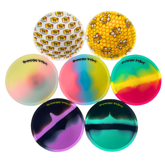 Pack de 7 bowls de silicona Beetle Print en colores vivos y diseños variados mostrado en conjunto