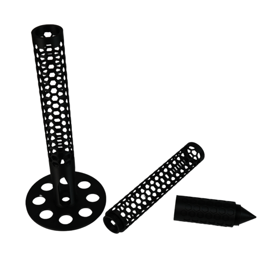 Plant Pole modular desmontado mostrando la base, el cuerpo principal y el tapón superior impresos en 3D.