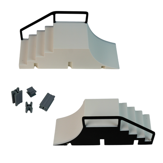 Vista trasera de la rampa modular para fingerboard Beetle Print con conectores grande y pequeño incluidos para unirla fácilmente a otros módulos y obstáculos.