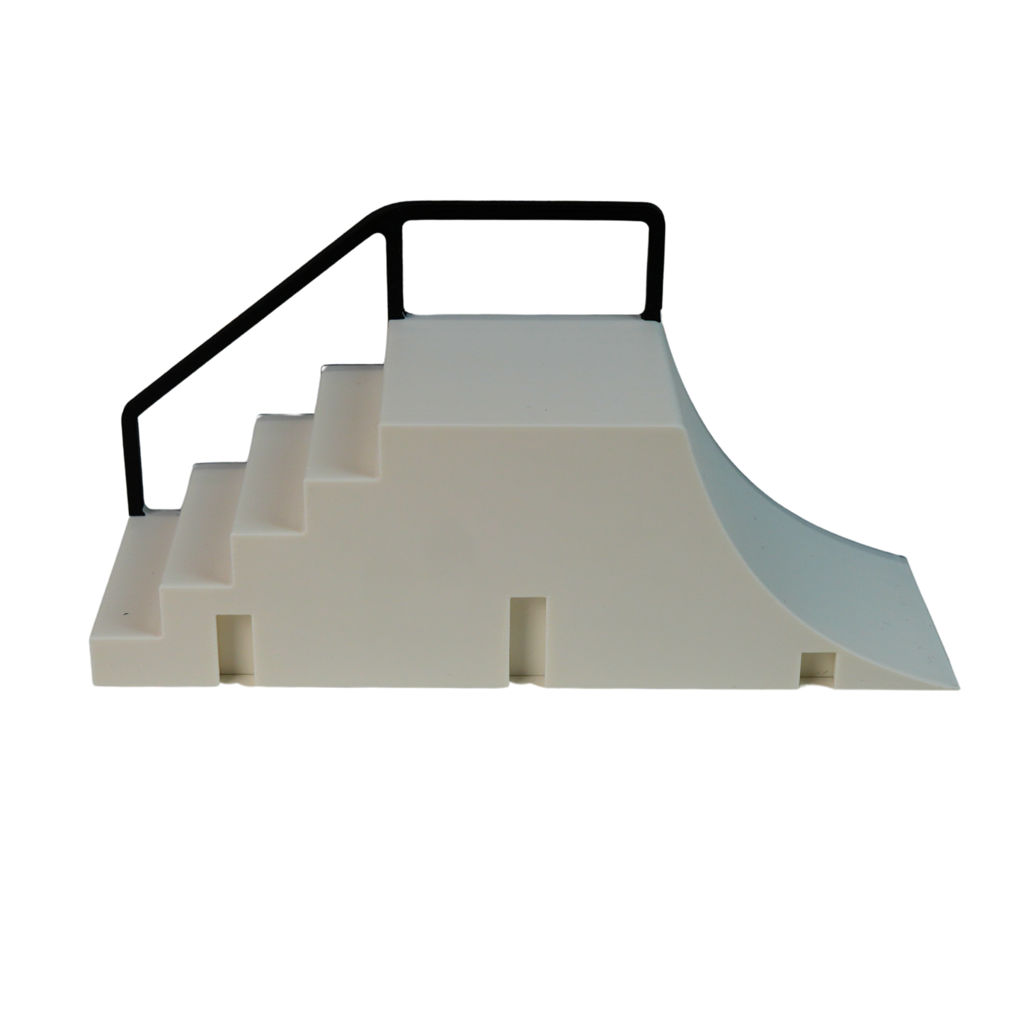Rampa modular para fingerboard con escalera, plataforma, quarter pipe y barandilla. Incluye conectores para unirla con otras rampas y crear un skatepark personalizado.