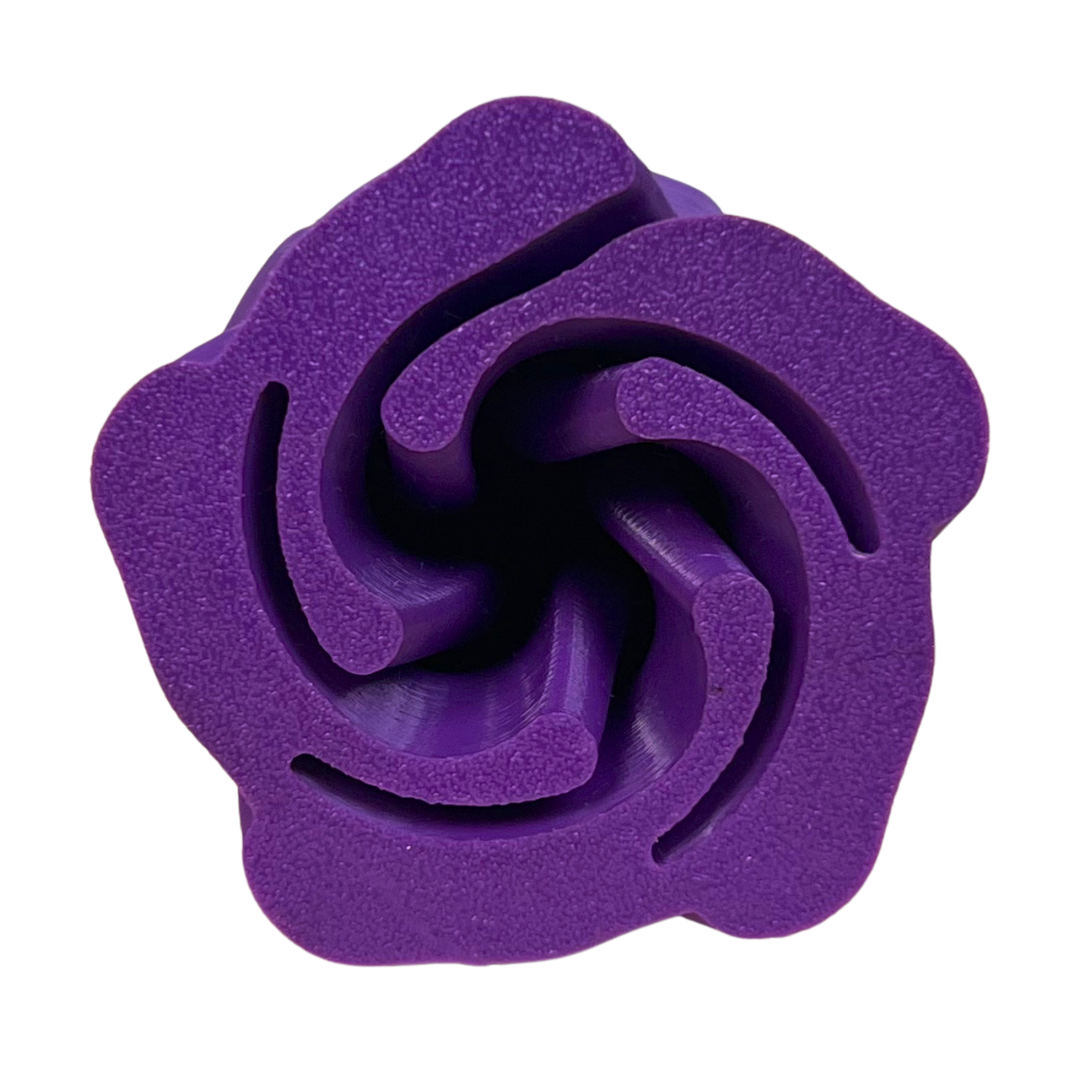Rosa decorativa 3D Beetle Print morada de pétalos gruesos mostrada de perfil con tallo verde
