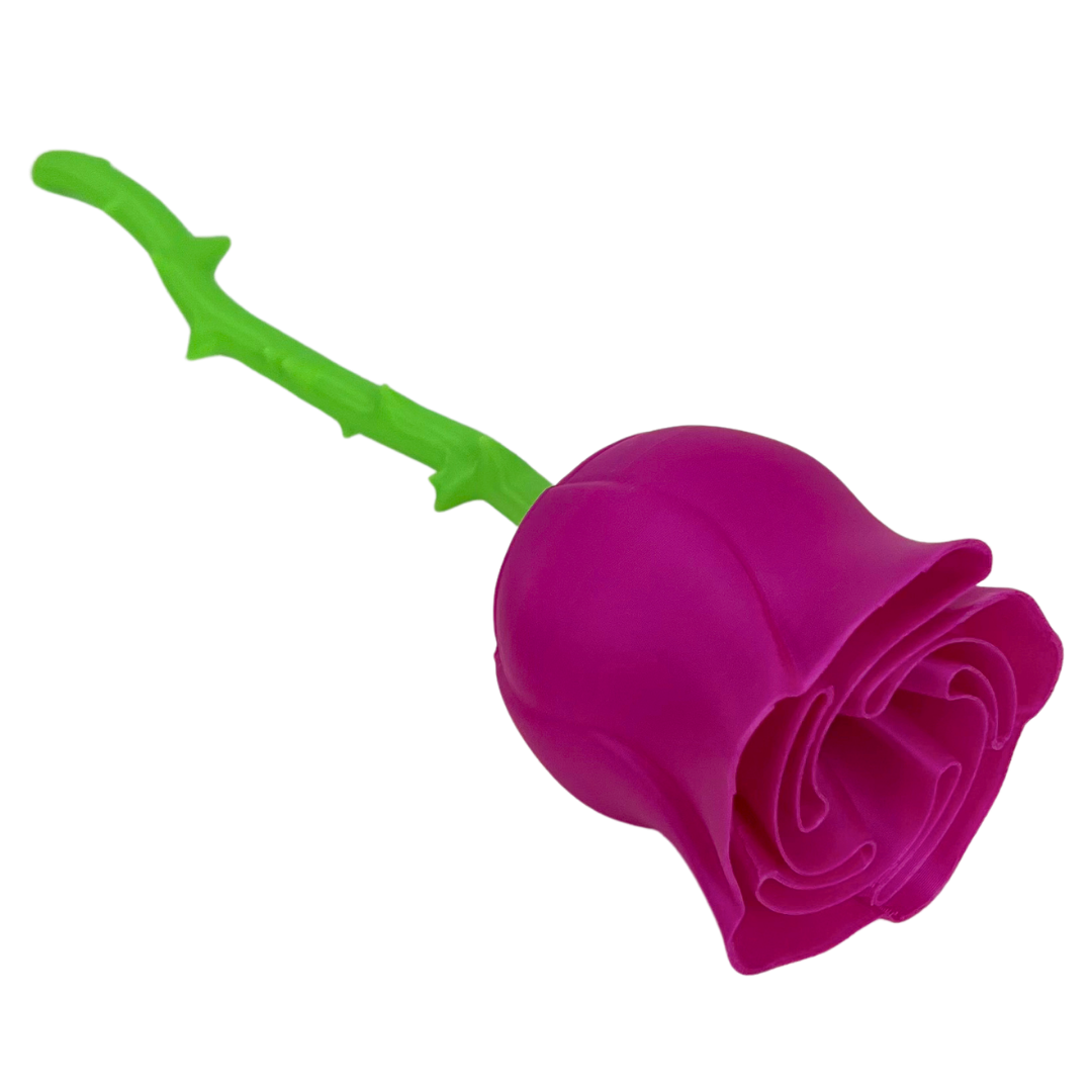Rosa decorativa 3D Slim Beetle Print en tono fucsia con tallo verde y diseño moderno de pétalos enrollados