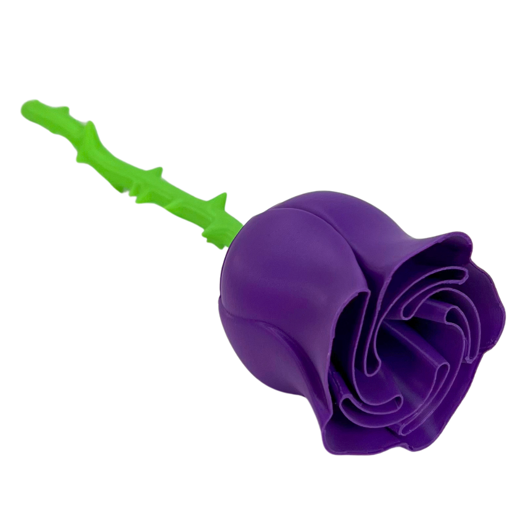 Rosa decorativa 3D Slim Beetle Print morada mostrada de forma individual con tallo verde y pétalos definidos