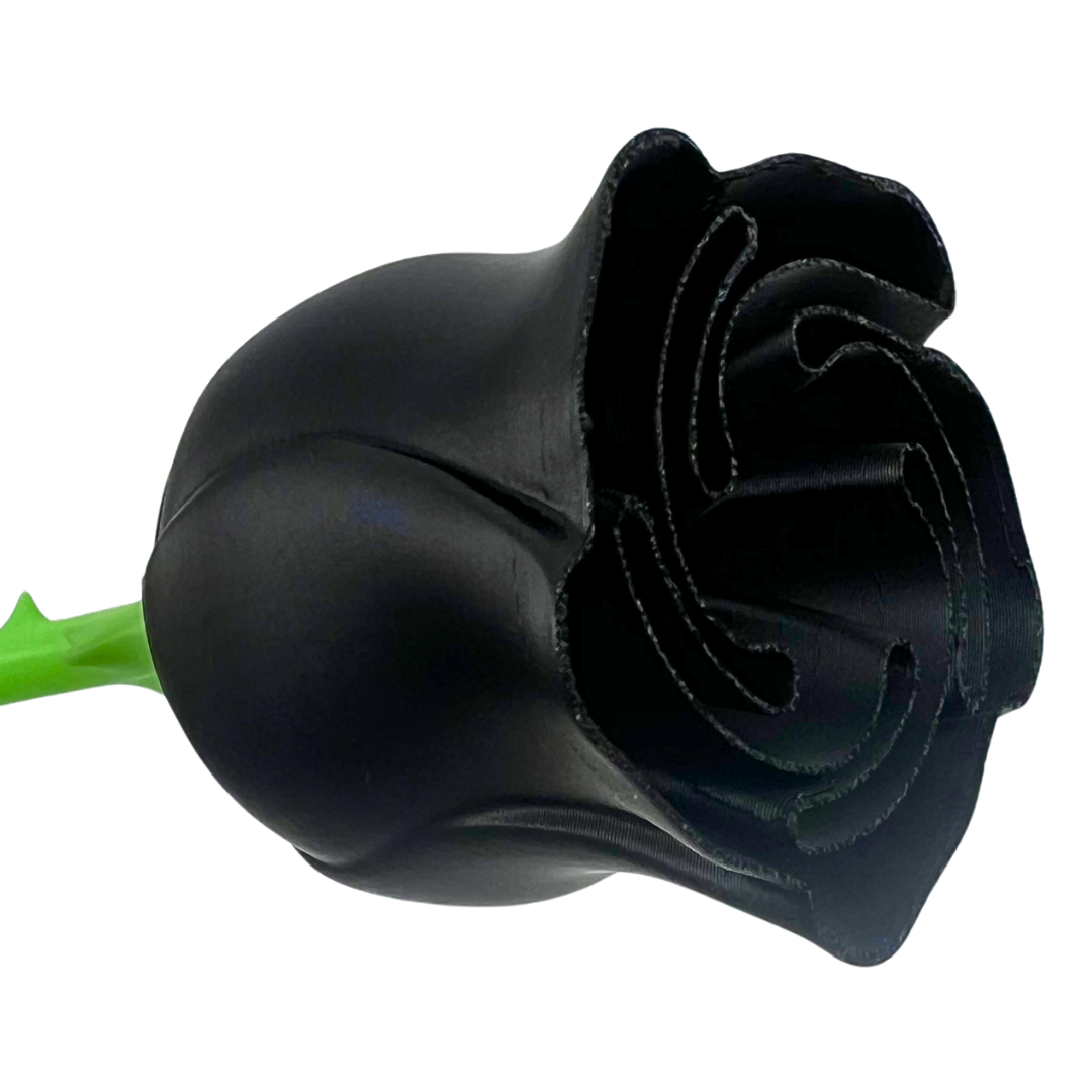 Detalle frontal de rosa decorativa 3D Slim Beetle Print negra mostrando la forma de los pétalos y el acabado tridimensional