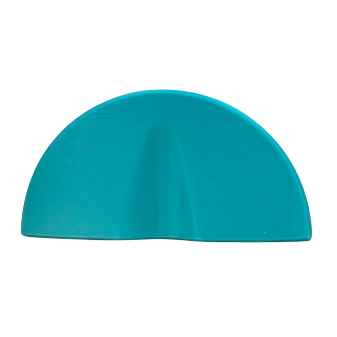Soporte de cartas semicircular Beetle Print en color azul mostrado de frente para mantener las cartas visibles durante la partida