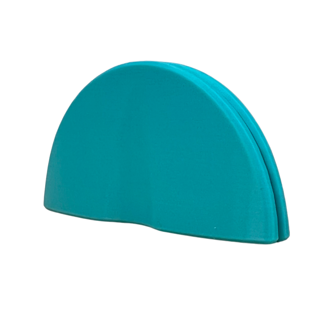 Soporte de cartas semicircular Beetle Print azul en vista lateral, con estructura curva y formato compacto para cartas