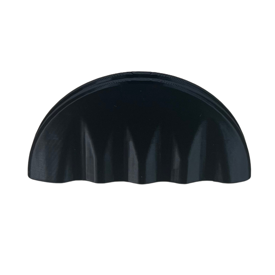 Soporte de cartas semicircular Beetle Print en color negro mostrado de frente, con diseño compacto para organizar naipes